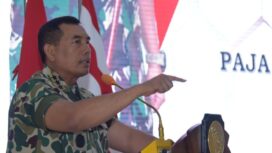Panglima Korps Marinir (Pangkormar) Letnan Jenderal TNI (Mar) Dr. Endi Supardi, S.E., M.M., M.Tr.Opsla., CHRMP., CRMP. saat memberikan pembekalan dan pengenalan organisasi Korps Marinir kepada 191 peserta On The Job Training (OJT) Perwira Remaja AAL angkatan LXX TA 2025. . (Foto :  Divhumas Korps Marinir )