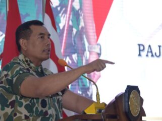 Panglima Korps Marinir (Pangkormar) Letnan Jenderal TNI (Mar) Dr. Endi Supardi, S.E., M.M., M.Tr.Opsla., CHRMP., CRMP. saat memberikan pembekalan dan pengenalan organisasi Korps Marinir kepada 191 peserta On The Job Training (OJT) Perwira Remaja AAL angkatan LXX TA 2025. . (Foto :  Divhumas Korps Marinir )