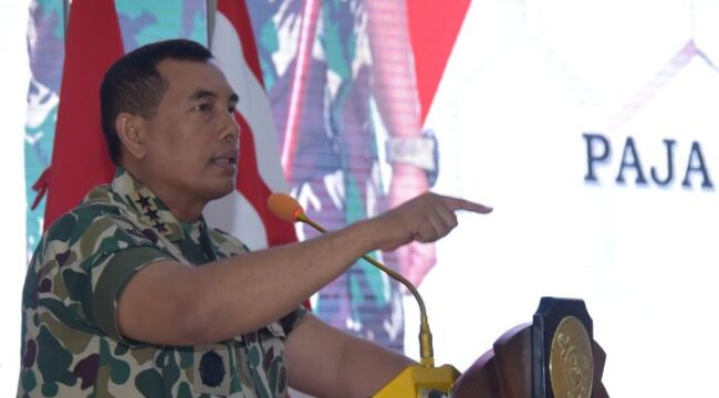 Panglima Korps Marinir (Pangkormar) Letnan Jenderal TNI (Mar) Dr. Endi Supardi, S.E., M.M., M.Tr.Opsla., CHRMP., CRMP. saat memberikan pembekalan dan pengenalan organisasi Korps Marinir kepada 191 peserta On The Job Training (OJT) Perwira Remaja AAL angkatan LXX TA 2025. . (Foto :  Divhumas Korps Marinir )