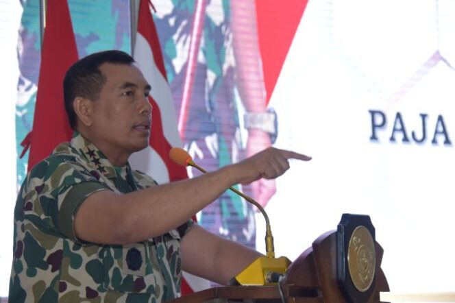 
Panglima Korps Marinir (Pangkormar) Letnan Jenderal TNI (Mar) Dr. Endi Supardi, S.E., M.M., M.Tr.Opsla., CHRMP., CRMP. saat memberikan pembekalan dan pengenalan organisasi Korps Marinir kepada 191 peserta On The Job Training (OJT) Perwira Remaja AAL angkatan LXX TA 2025. . (Foto :  Divhumas Korps Marinir )
