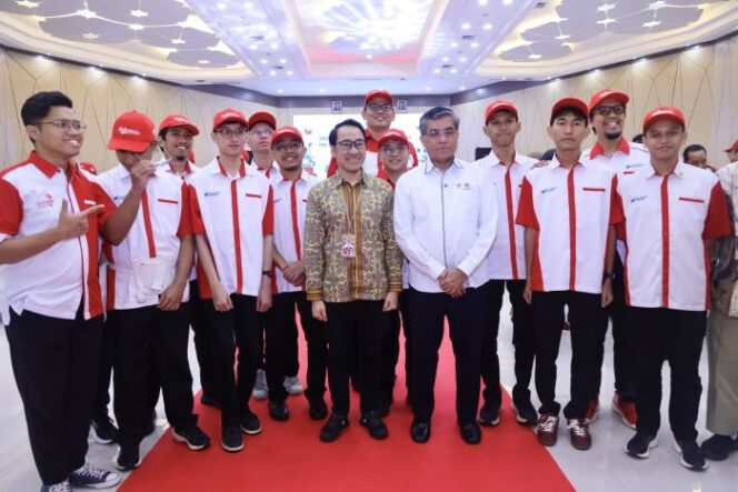 
					Menteri Ketenagakerjaan, Yassierlisaat foto bersama dengan delegasi Indonesia  The 14th WorldSkills ASEAN Competition 2025 . (Foto : Humas Kemnaker)