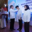 Menteri Ketenagakerjaan Yassierli saat mengalungkan tanda pengenal peserta pelatihan usai membuka  Pelatihan Berbasis Kompetensi dan program Tailor Made Training (TMT)  (Foto : Kemnaker)