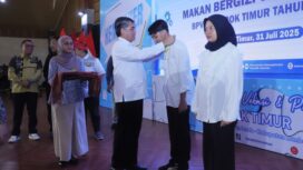 Menteri Ketenagakerjaan Yassierli saat mengalungkan tanda pengenal peserta pelatihan usai membuka  Pelatihan Berbasis Kompetensi dan program Tailor Made Training (TMT)  (Foto : Kemnaker)
