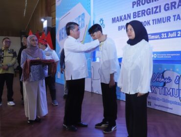 Menteri Ketenagakerjaan Yassierli saat mengalungkan tanda pengenal peserta pelatihan usai membuka  Pelatihan Berbasis Kompetensi dan program Tailor Made Training (TMT)  (Foto : Kemnaker)