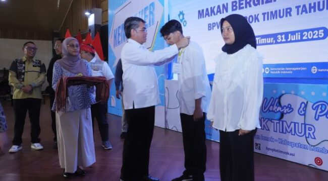 Menteri Ketenagakerjaan Yassierli saat mengalungkan tanda pengenal peserta pelatihan usai membuka  Pelatihan Berbasis Kompetensi dan program Tailor Made Training (TMT)  (Foto : Kemnaker)