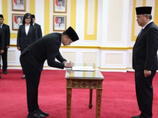 ekretaris Jenderal (Sekjen) Kementerian Dalam Negeri (Kemendagri) Tomsi Tohir saat menyaksikan penandatanganan berita acara pelantikan. (Foto : Puspen Kemendagri)