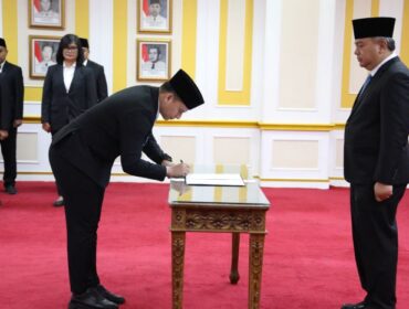 ekretaris Jenderal (Sekjen) Kementerian Dalam Negeri (Kemendagri) Tomsi Tohir saat menyaksikan penandatanganan berita acara pelantikan. (Foto : Puspen Kemendagri)