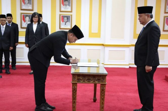 
ekretaris Jenderal (Sekjen) Kementerian Dalam Negeri (Kemendagri) Tomsi Tohir saat menyaksikan penandatanganan berita acara pelantikan. (Foto : Puspen Kemendagri)