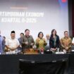 Menteri Koordinator Perekonomian Airlangga Hartarto bersama Menteri keuangan Sri Mulyani  dan jajarannya saat hadir dalam Konferensi Pers terkait Pertumbuhan Ekonomi Indonesia Triwulan II tahun 2025 di Jakarta, Selasa (5/8/2025). (Foto : Kemenko Peekonomian)

