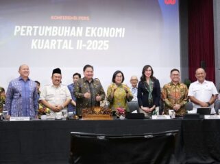Menteri Koordinator Perekonomian Airlangga Hartarto bersama Menteri keuangan Sri Mulyani  dan jajarannya saat hadir dalam Konferensi Pers terkait Pertumbuhan Ekonomi Indonesia Triwulan II tahun 2025 di Jakarta, Selasa (5/8/2025). (Foto : Kemenko Peekonomian)
