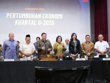 Menteri Koordinator Perekonomian Airlangga Hartarto bersama Menteri keuangan Sri Mulyani  dan jajarannya saat hadir dalam Konferensi Pers terkait Pertumbuhan Ekonomi Indonesia Triwulan II tahun 2025 di Jakarta, Selasa (5/8/2025). (Foto : Kemenko Peekonomian)
