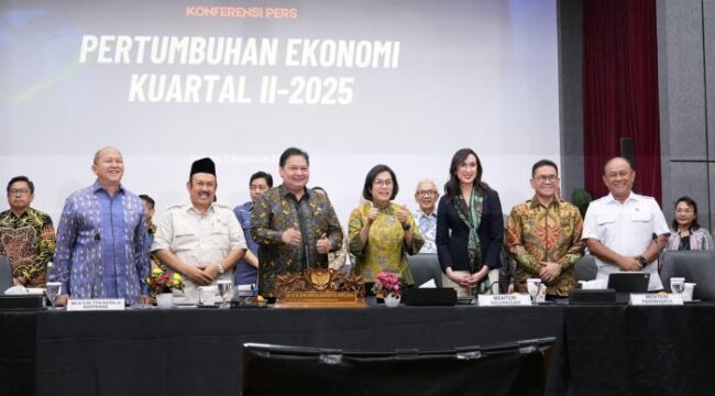 Menteri Koordinator Perekonomian Airlangga Hartarto bersama Menteri keuangan Sri Mulyani  dan jajarannya saat hadir dalam Konferensi Pers terkait Pertumbuhan Ekonomi Indonesia Triwulan II tahun 2025 di Jakarta, Selasa (5/8/2025). (Foto : Kemenko Peekonomian)
