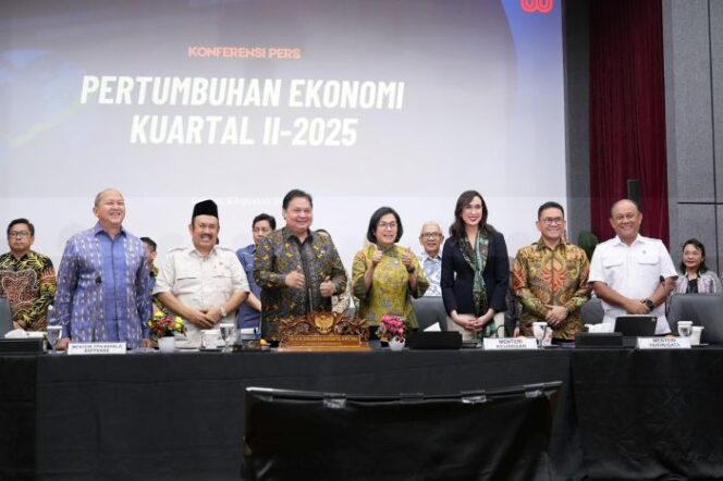 
					Menteri Koordinator Perekonomian Airlangga Hartarto bersama Menteri keuangan Sri Mulyani  dan jajarannya saat hadir dalam Konferensi Pers terkait Pertumbuhan Ekonomi Indonesia Triwulan II tahun 2025 di Jakarta, Selasa (5/8/2025). (Foto : Kemenko Peekonomian)
