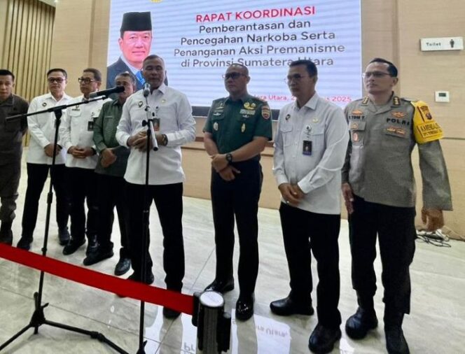 
Staf Ahli Bidang Ideologi dan Konstitusi Kemenko Polkam, Irjen Pol. Desman Sujaya Tarigan saat memberikan keterangan kepada awak media usai memimpin Rapat Koordinasi Pemberantasan dan Pencegahan Narkoba serta Penanganan Aksi Premanisme di Provinsi Sumatera.  Utara. (Foto : Kemenko  Polkam)