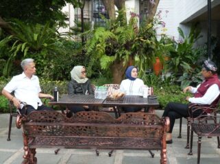 Bupati Lampung Timur, Ela Siti Nuryamah saat ditemui Mensos Saifullah Yusuf dan wakilnya. (Foto : Humas Kemensos)