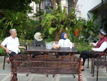 Bupati Lampung Timur, Ela Siti Nuryamah saat ditemui Mensos Saifullah Yusuf dan wakilnya. (Foto : Humas Kemensos)