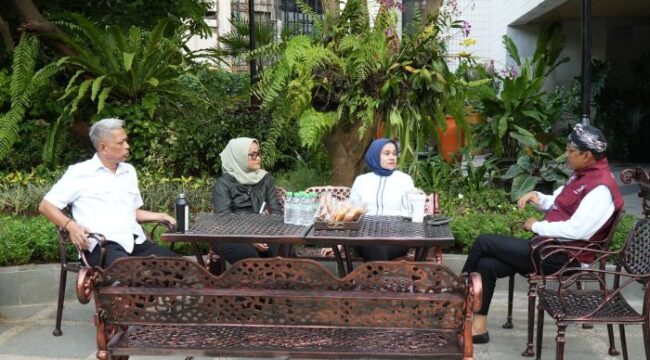 Bupati Lampung Timur, Ela Siti Nuryamah saat ditemui Mensos Saifullah Yusuf dan wakilnya. (Foto : Humas Kemensos)
