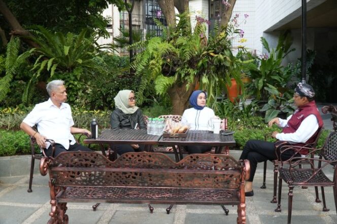 
Bupati Lampung Timur, Ela Siti Nuryamah saat ditemui Mensos Saifullah Yusuf dan wakilnya. (Foto : Humas Kemensos)