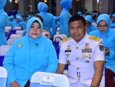Kepala Staf Korps Marinir (Kas Kormar) Brigadir Jenderal TNI (Mar) Muhammad Nadir, M.Tr.Opsla., didampingi Wakil Ketua Gabungan Jalasenastri Korps Marinir Ny. Dian M Nadir saat menghadiri acara peringatan Hari Ulang Tahun (HUT) Jalasenastri ke-79. (Foto: Korsp Marinir)