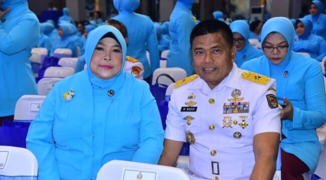 Kepala Staf Korps Marinir (Kas Kormar) Brigadir Jenderal TNI (Mar) Muhammad Nadir, M.Tr.Opsla., didampingi Wakil Ketua Gabungan Jalasenastri Korps Marinir Ny. Dian M Nadir saat menghadiri acara peringatan Hari Ulang Tahun (HUT) Jalasenastri ke-79. (Foto: Korsp Marinir)