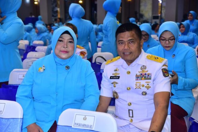 
Kepala Staf Korps Marinir (Kas Kormar) Brigadir Jenderal TNI (Mar) Muhammad Nadir, M.Tr.Opsla., didampingi Wakil Ketua Gabungan Jalasenastri Korps Marinir Ny. Dian M Nadir saat menghadiri acara peringatan Hari Ulang Tahun (HUT) Jalasenastri ke-79. (Foto: Korsp Marinir)