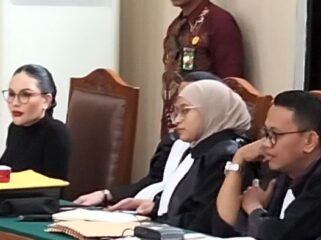 Artis Nikita Mirzani saat mengikuti persidangan. (Foto : Sirhan/Jejaknarasi.id)