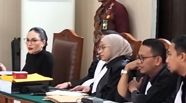 Artis Nikita Mirzani saat mengikuti persidangan. (Foto : Sirhan/Jejaknarasi.id)