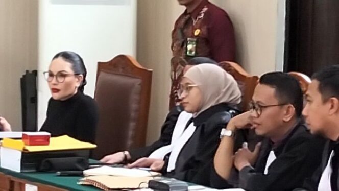 
Artis Nikita Mirzani saat mengikuti persidangan. (Foto : Sirhan/Jejaknarasi.id)