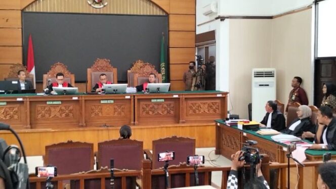 
Suasana jalannya persidangan Nikita Mirzani di Pengadilan Negeri Jakarta Selatan. (Foto : Sirhan/Jejaknarasi.id)