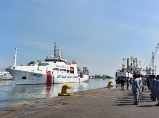 jajaran Bakamla RI saat melepas kepulangan kapal Vietnam Coast Guard (VCG) CSB 800. (Foto : Humas Bakamla.RI)