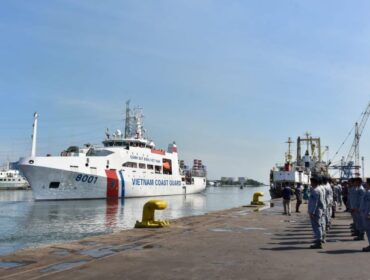 jajaran Bakamla RI saat melepas kepulangan kapal Vietnam Coast Guard (VCG) CSB 800. (Foto : Humas Bakamla.RI)