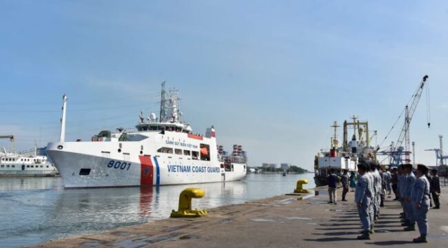 jajaran Bakamla RI saat melepas kepulangan kapal Vietnam Coast Guard (VCG) CSB 800. (Foto : Humas Bakamla.RI)