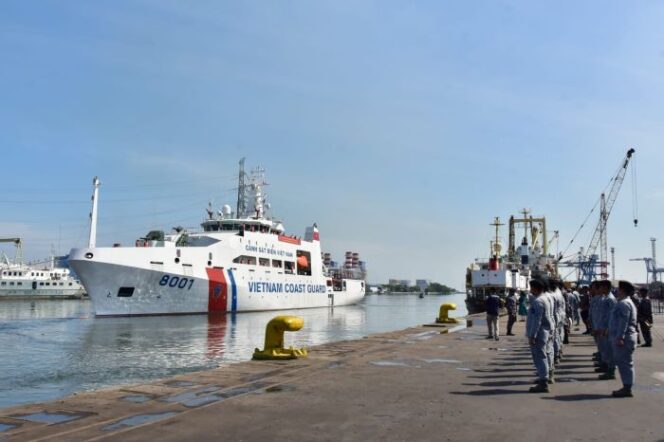 
jajaran Bakamla RI saat melepas kepulangan kapal Vietnam Coast Guard (VCG) CSB 800. (Foto : Humas Bakamla.RI)