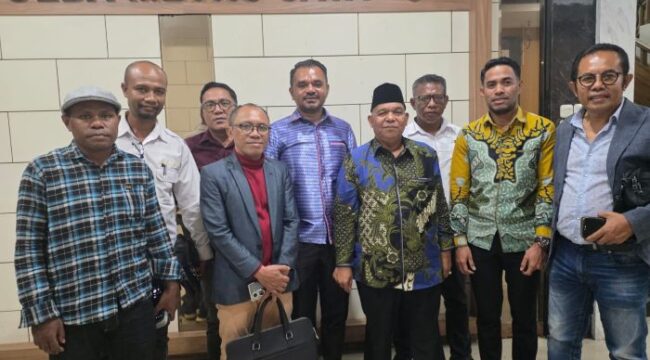Para Pengacara dari Forum Pemuda NTT yang siap membela terduga pembunuh Kacab BRI. (Foto; : Ist)