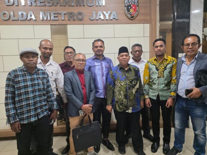 
Para Pengacara dari Forum Pemuda NTT yang siap membela terduga pembunuh Kacab BRI. (Foto; : Ist)