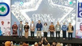 Jajaran Direksi Krista Exhibitions dsn  pengurus GAKESLAB INDONESIA serta para pendukung  Pameran  Indohealthcare GAKESLAB Expo 2025 saat foto bersama usai Pembukaan. (foto : Ist)