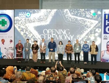 Jajaran Direksi Krista Exhibitions dsn  pengurus GAKESLAB INDONESIA serta para pendukung  Pameran  Indohealthcare GAKESLAB Expo 2025 saat foto bersama usai Pembukaan. (foto : Ist)