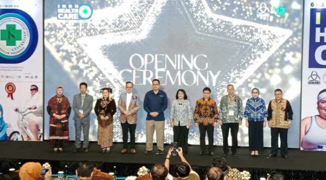 Jajaran Direksi Krista Exhibitions dsn  pengurus GAKESLAB INDONESIA serta para pendukung  Pameran  Indohealthcare GAKESLAB Expo 2025 saat foto bersama usai Pembukaan. (foto : Ist)