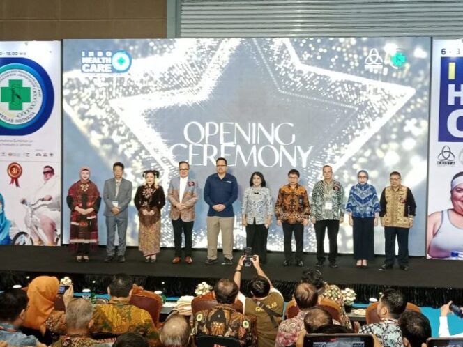 
Jajaran Direksi Krista Exhibitions dsn  pengurus GAKESLAB INDONESIA serta para pendukung  Pameran  Indohealthcare GAKESLAB Expo 2025 saat foto bersama usai Pembukaan. (foto : Ist)