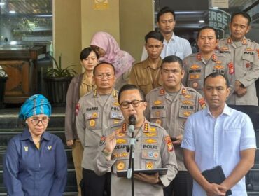 Kabid Humas Polda Metro Jaya Kombes Pol. Ade Ary Syam Indradi didampingi Komisioner KPAI Sylvana Maria saat memberikan keterangan kepada awak media. (Foto: Ist)