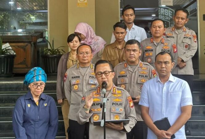 
Kabid Humas Polda Metro Jaya Kombes Pol. Ade Ary Syam Indradi didampingi Komisioner KPAI Sylvana Maria saat memberikan keterangan kepada awak media. (Foto: Ist)