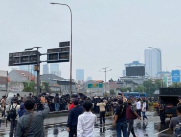 Pasukan Keamanan saat menghalau mahasiswa yang melakukan aksi unjuk rasa hingga sore hari (Foto: Ist)
