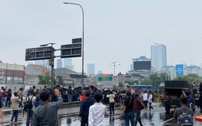 
					Pasukan Keamanan saat menghalau mahasiswa yang melakukan aksi unjuk rasa hingga sore hari (Foto: Ist)