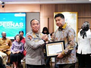 Wakapolri Komjen Dedi Prasetyo hadir mewakili Kapolri Jenderal Listyo Sigit Prabowo saat menerima penghargaan dari Menteri PKP Maruara Sirait. (Foto : Ist)