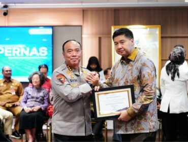 Wakapolri Komjen Dedi Prasetyo hadir mewakili Kapolri Jenderal Listyo Sigit Prabowo saat menerima penghargaan dari Menteri PKP Maruara Sirait. (Foto : Ist)