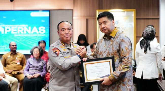 Wakapolri Komjen Dedi Prasetyo hadir mewakili Kapolri Jenderal Listyo Sigit Prabowo saat menerima penghargaan dari Menteri PKP Maruara Sirait. (Foto : Ist)