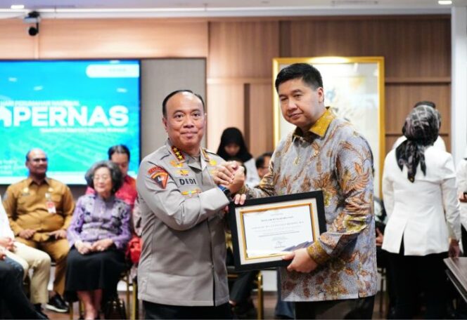 
Wakapolri Komjen Dedi Prasetyo hadir mewakili Kapolri Jenderal Listyo Sigit Prabowo saat menerima penghargaan dari Menteri PKP Maruara Sirait. (Foto : Ist)