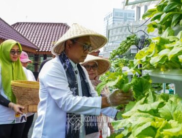 Wali Kota Jakarta Pusat Arifin saat hadir diacara Panen Raya Sayur Hidroponik .(Foto: Kominfotik Pemkot Jakpus)