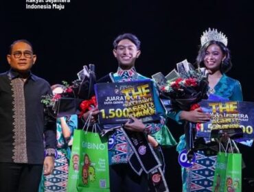 Wali Kota Jakarta Pusat saat berfoto bersama dengan pemenang Duta GenRe (Generasi Berencana) Tahun 2025. ( Foto : Kominfotik Pemkot Jakpus)
