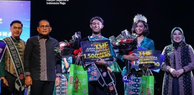 
Wali Kota Jakarta Pusat saat berfoto bersama dengan pemenang Duta GenRe (Generasi Berencana) Tahun 2025. ( Foto : Kominfotik Pemkot Jakpus)
